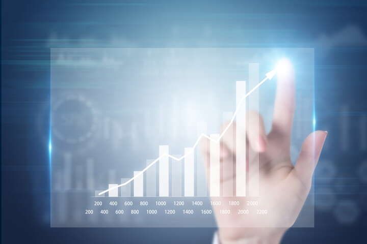 一个公司的股票涨跌由什么决定？股价的涨跌由什么决定